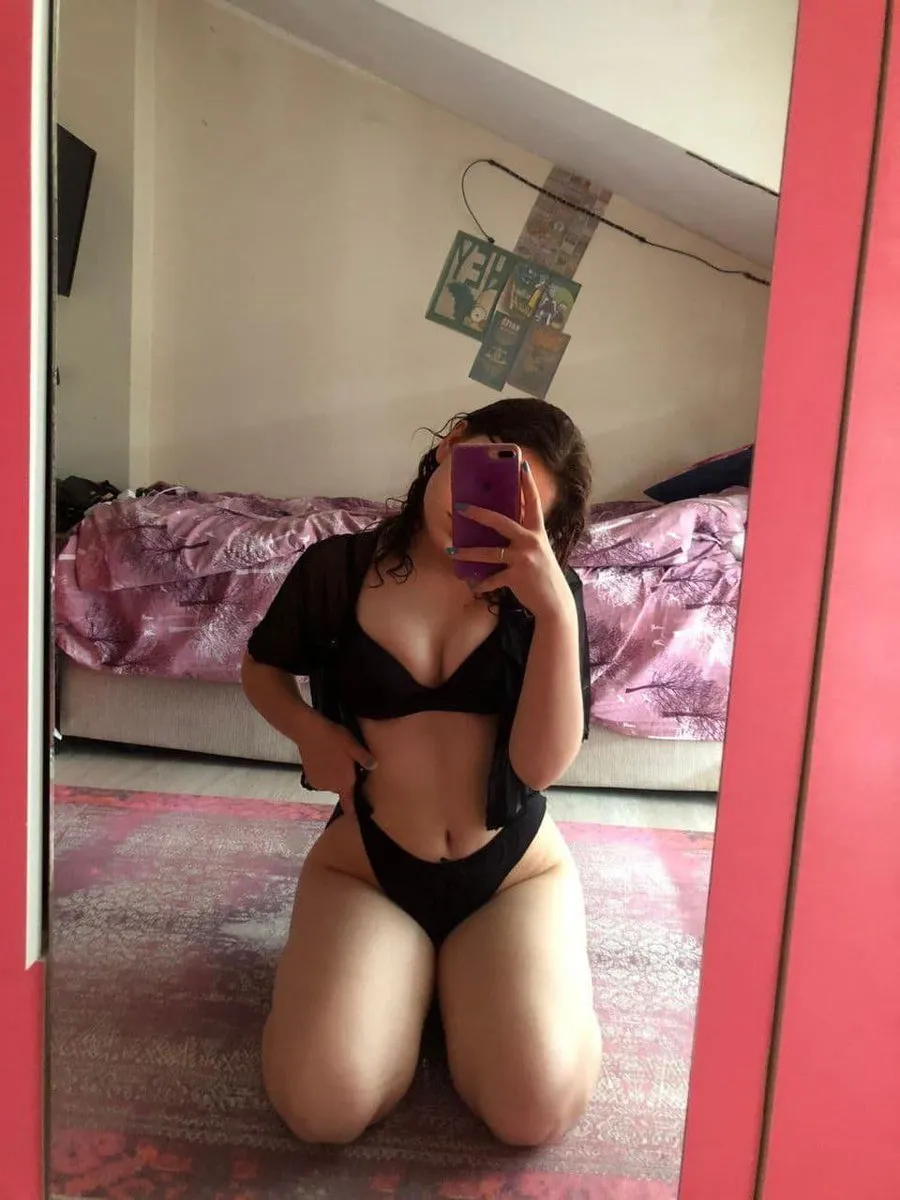 İzmirli Serenay Sevgilisine Attığı Fotoğraflar